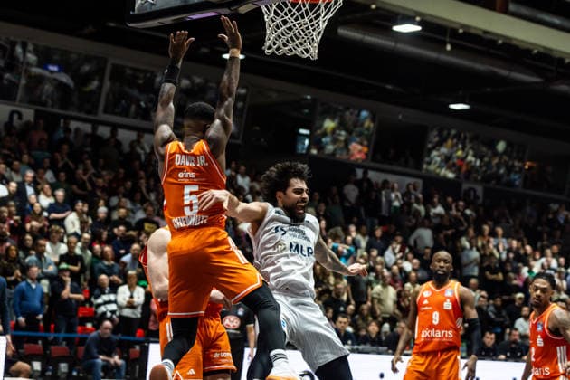 GER, easy Credit Basketball Bundesliga, Niners Chemnitz MLP Academics Heidelberg 18 02 2026, Messe, Chemnitz, GER, easy Credit Basketball Bundesliga, Niners Chemnitz MLP Academics Heidelberg Marcel Keßen MLP Academics Heidelberg 15 , Corey Davis Jr Niners Chemnitz, 5 Foto Alexander Trienitz Chemnitz Messe Sachsen Germany