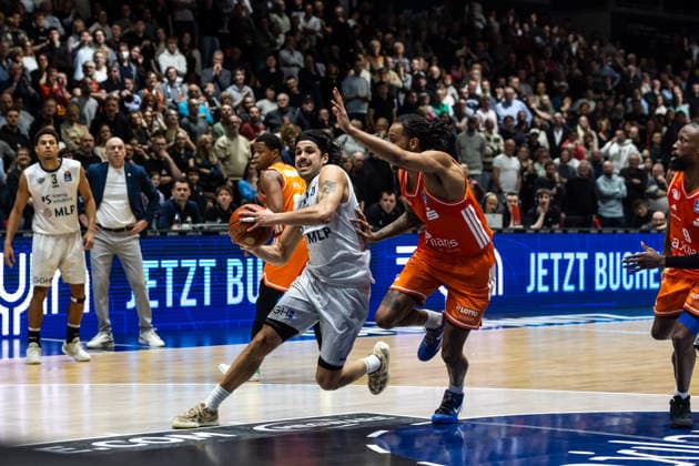 GER, easy Credit Basketball Bundesliga, Niners Chemnitz MLP Academics Heidelberg 18 02 2026, Messe, Chemnitz, GER, easy Credit Basketball Bundesliga, Niners Chemnitz MLP Academics Heidelberg Erol Ersek MLP Academics Heidelberg 11 , Kevin Yebo Niners Chemnitz, 0 Foto Alexander Trienitz Chemnitz Messe Sachsen Germany
