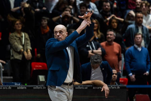 GER, easy Credit Basketball Bundesliga, Niners Chemnitz MLP Academics Heidelberg 18 02 2026, Messe, Chemnitz, GER, easy Credit Basketball Bundesliga, Niners Chemnitz MLP Academics Heidelberg Rodrigo Pastore Head Coach , Niners Chemnitz shows a time out Photo Alexander Trienitz Chemnitz Messe Sachsen Germany