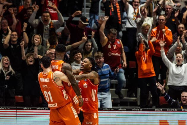 GER, easy Credit Basketball Bundesliga, Niners Chemnitz MLP Academics Heidelberg 18 02 2026, Messe, Chemnitz, GER, easy Credit Basketball Bundesliga, Niners Chemnitz MLP Academics Heidelberg Yordan Minchev Niners Chemnitz, 91 , Corey Davis Jr Niners Chemnitz, 5 , Nike Sibande Niners Chemnitz, 2 cheering after the victory Photo Alexander Trienitz Chemnitz Messe Sachsen Germany