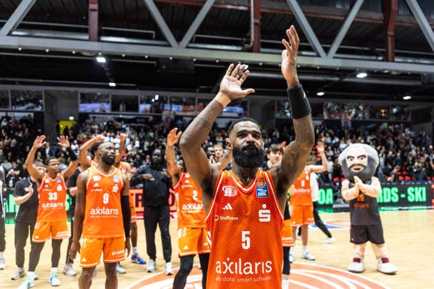 GER, easy Credit Basketball Bundesliga, Niners Chemnitz MLP Academics Heidelberg 18 02 2026, Messe, Chemnitz, GER, easy Credit Basketball Bundesliga, Niners Chemnitz MLP Academics Heidelberg Corey Davis Jr Niners Chemnitz, 5 cheers with the team Photo Alexander Trienitz Chemnitz Messe Sachsen Germany