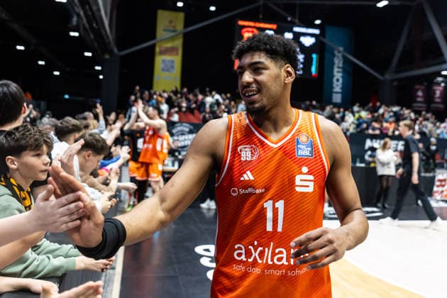 GER, easy Credit Basketball Bundesliga, Niners Chemnitz MLP Academics Heidelberg 18 02 2026, Messe, Chemnitz, GER, easy Credit Basketball Bundesliga, Niners Chemnitz MLP Academics Heidelberg Kostja Mushidi Niners Chemnitz, 11 thanks the fans Photo Alexander Trienitz Chemnitz Messe Sachsen Germany