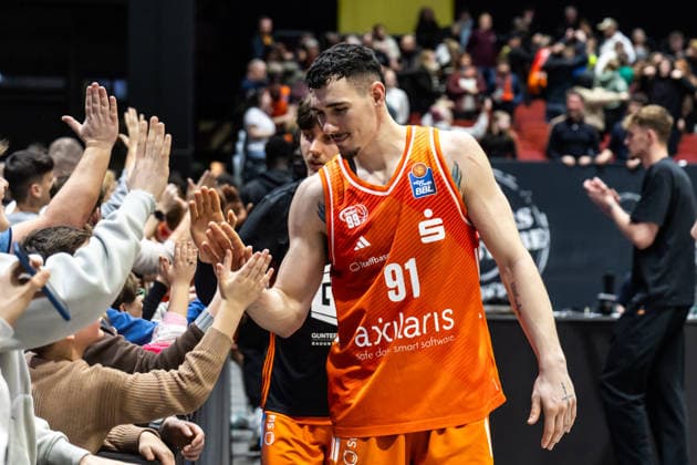 GER, easy Credit Basketball Bundesliga, Niners Chemnitz MLP Academics Heidelberg 18 02 2026, Messe, Chemnitz, GER, easy Credit Basketball Bundesliga, Niners Chemnitz MLP Academics Heidelberg Yordan Minchev Niners Chemnitz, 91 thanks the fans Photo Alexander Trienitz Chemnitz Messe Sachsen Germany