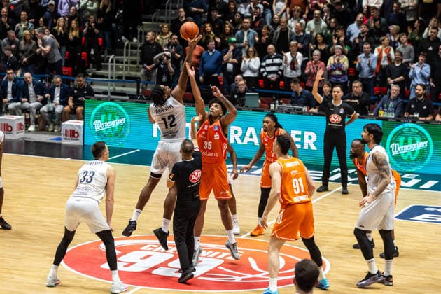 GER, easy Credit Basketball Bundesliga, Niners Chemnitz MLP Academics Heidelberg 18 02 2026, Messe, Chemnitz, GER, easy Credit Basketball Bundesliga, Niners Chemnitz MLP Academics Heidelberg Tipp off, Osun Osunniyi MLP Academics Heidelberg 12 , Roman Bedime Niners Chemnitz, 35 Foto Alexander Trienitz Chemnitz Messe Sachsen Germany