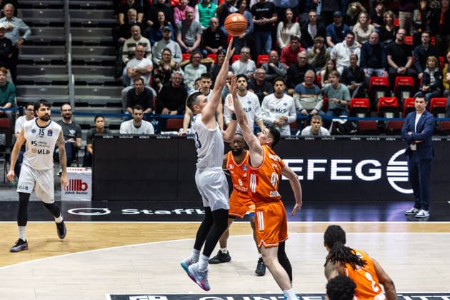 GER, easy Credit Basketball Bundesliga, Niners Chemnitz MLP Academics Heidelberg 18 02 2026, Messe, Chemnitz, GER, easy Credit Basketball Bundesliga, Niners Chemnitz MLP Academics Heidelberg Ryan Mikesell MLP Academics Heidelberg 33 , Yordan Minchev Niners Chemnitz, 91 Foto Alexander Trienitz Chemnitz Messe Sachsen Germany