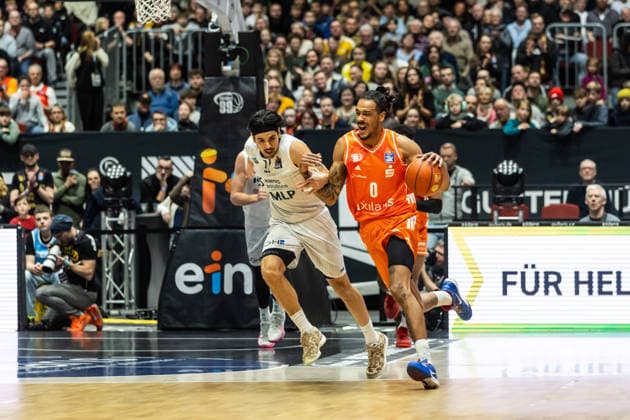 GER, easy Credit Basketball Bundesliga, Niners Chemnitz MLP Academics Heidelberg 18 02 2026, Messe, Chemnitz, GER, easy Credit Basketball Bundesliga, Niners Chemnitz MLP Academics Heidelberg Kevin Yebo Niners Chemnitz, 0 , Erol Ersek MLP Academics Heidelberg 11 Foto Alexander Trienitz Chemnitz Messe Sachsen Germany
