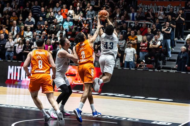 GER, easy Credit Basketball Bundesliga, Niners Chemnitz MLP Academics Heidelberg 18 02 2026, Messe, Chemnitz, GER, easy Credit Basketball Bundesliga, Niners Chemnitz MLP Academics Heidelberg Eric Reed II MLP Academics Heidelberg 43 , Kevin Yebo Niners Chemnitz, 0 Foto Alexander Trienitz Chemnitz Messe Sachsen Germany