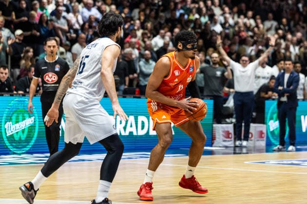 GER, easy Credit Basketball Bundesliga, Niners Chemnitz MLP Academics Heidelberg 18 02 2026, Messe, Chemnitz, GER, easy Credit Basketball Bundesliga, Niners Chemnitz MLP Academics Heidelberg Kostja Mushidi Niners Chemnitz, 11 , Marcel Keßen MLP Academics Heidelberg 15 Foto Alexander Trienitz Chemnitz Messe Sachsen Germany