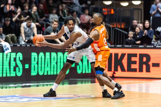 GER, easy Credit Basketball Bundesliga, Niners Chemnitz MLP Academics Heidelberg 18 02 2026, Messe, Chemnitz, GER, easy Credit Basketball Bundesliga, Niners Chemnitz MLP Academics Heidelberg Osun Osunniyi MLP Academics Heidelberg 12 , John Edward Newman III Niners Chemnitz, 9 Foto Alexander Trienitz Chemnitz Messe Sachsen Germany