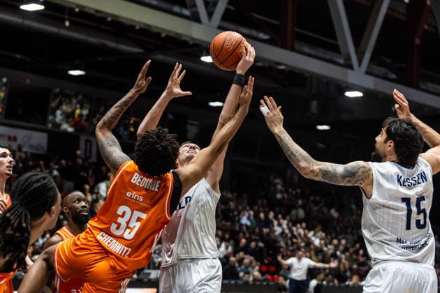 GER, easy Credit Basketball Bundesliga, Niners Chemnitz MLP Academics Heidelberg 18 02 2026, Messe, Chemnitz, GER, easy Credit Basketball Bundesliga, Niners Chemnitz MLP Academics Heidelberg Ryan Mikesell MLP Academics Heidelberg 33 , Roman Bedime Niners Chemnitz, 35 Foto Alexander Trienitz Chemnitz Messe Sachsen Germany