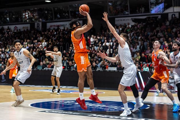 GER, easy Credit Basketball Bundesliga, Niners Chemnitz MLP Academics Heidelberg 18 02 2026, Messe, Chemnitz, GER, easy Credit Basketball Bundesliga, Niners Chemnitz MLP Academics Heidelberg Kostja Mushidi Niners Chemnitz, 11 , Dusan Neskovic MLP Academics Heidelberg 7 Foto Alexander Trienitz Chemnitz Messe Sachsen Germany