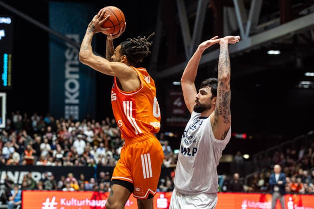 GER, easy Credit Basketball Bundesliga, Niners Chemnitz MLP Academics Heidelberg 18 02 2026, Messe, Chemnitz, GER, easy Credit Basketball Bundesliga, Niners Chemnitz MLP Academics Heidelberg Kevin Yebo Niners Chemnitz, 0 , Marcel Keßen MLP Academics Heidelberg 15 Foto Alexander Trienitz Chemnitz Messe Sachsen Germany