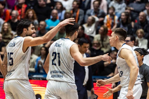 GER, easy Credit Basketball Bundesliga, Niners Chemnitz MLP Academics Heidelberg 18 02 2026, Messe, Chemnitz, GER, easy Credit Basketball Bundesliga, Niners Chemnitz MLP Academics Heidelberg Mateo Seric MLP Academics Heidelberg 21 cheers with his teammates Photo Alexander Trienitz Chemnitz Messe Sachsen Germany