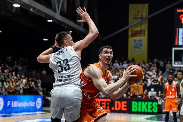 GER, easy Credit Basketball Bundesliga, Niners Chemnitz MLP Academics Heidelberg 18 02 2026, Messe, Chemnitz, GER, easy Credit Basketball Bundesliga, Niners Chemnitz MLP Academics Heidelberg Yordan Minchev Niners Chemnitz, 91 , Ryan Mikesell MLP Academics Heidelberg 33 Photo Alexander Trienitz Chemnitz Messe Sachsen Germany