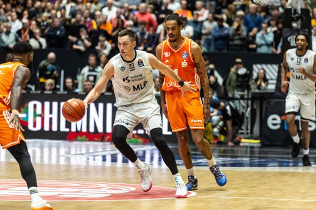 GER, easy Credit Basketball Bundesliga, Niners Chemnitz MLP Academics Heidelberg 18 02 2026, Messe, Chemnitz, GER, easy Credit Basketball Bundesliga, Niners Chemnitz MLP Academics Heidelberg Ryan Mikesell MLP Academics Heidelberg 33 , , Kevin Yebo Niners Chemnitz, 0 Foto Alexander Trienitz Chemnitz Messe Sachsen Germany