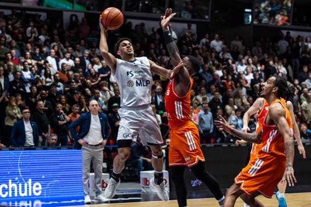 GER, easy Credit Basketball Bundesliga, Niners Chemnitz MLP Academics Heidelberg 18 02 2026, Messe, Chemnitz, GER, easy Credit Basketball Bundesliga, Niners Chemnitz MLP Academics Heidelberg Kevin McClain MLP Academics Heidelberg 3 , Corey Davis Jr Niners Chemnitz, 5 Foto Alexander Trienitz Chemnitz Messe Sachsen Germany