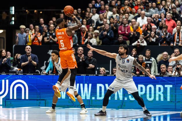 GER, easy Credit Basketball Bundesliga, Niners Chemnitz MLP Academics Heidelberg 18 02 2026, Messe, Chemnitz, GER, easy Credit Basketball Bundesliga, Niners Chemnitz MLP Academics Heidelberg Corey Davis Jr Niners Chemnitz, 5 , Marcel Keßen MLP Academics Heidelberg 15 Foto Alexander Trienitz Chemnitz Messe Sachsen Germany