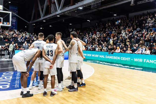 GER, easy Credit Basketball Bundesliga, Niners Chemnitz MLP Academics Heidelberg 18 02 2026, Messe, Chemnitz, GER, easy Credit Basketball Bundesliga, Niners Chemnitz MLP Academics Heidelberg Team MLP Academics Heidelberg after the defeat in Chemnitz Photo Alexander Trienitz Chemnitz Messe Sachsen Germany