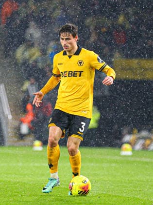 Hugo Bueno (3 Wolves) on the ball during the Premier League football match between Wolverhampton Wanderers and Arsenal at Molineux stadium in Wolverhampton, England Copyright: xNataliexMincher SPPx Sportspressphoto_SPR94596