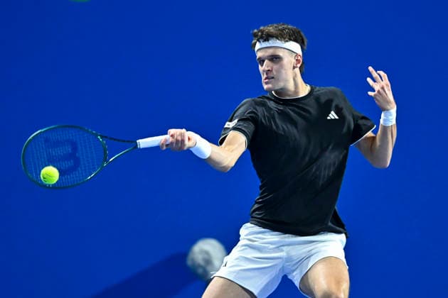 ATP, Tennis Herren QATAR EXXONMOBIL OPEN-ROUND OF 18 Jakub Mensik of Czech Republic is seen in action against Zhizhen Zhang of China during their men s singles round of 16 match at the ATP Qatar Exxonmobil Open 2026 tennis tournament at the Khalifa International Tennis Complex. Jakub Mensik won against Zhizhen Zhang 6-3,6-2. ¨¨ DOHA Qatar Copyright: xNOUSHADx