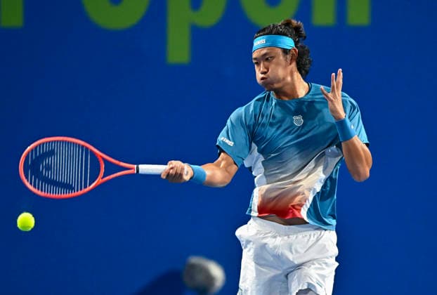 ATP, Tennis Herren QATAR EXXONMOBIL OPEN-ROUND OF 18 Zhizhen Zhang of China competes against Jakub Mensik of Czech Republic in the Round of 16 at the ATP men s Qatar ExxonMobil Open 2026 tennis tournament at the Khalifa International Tennis Complex in Doha, Qatar, on February 18, 2026. DOHA Qatar Copyright: xNOUSHADx