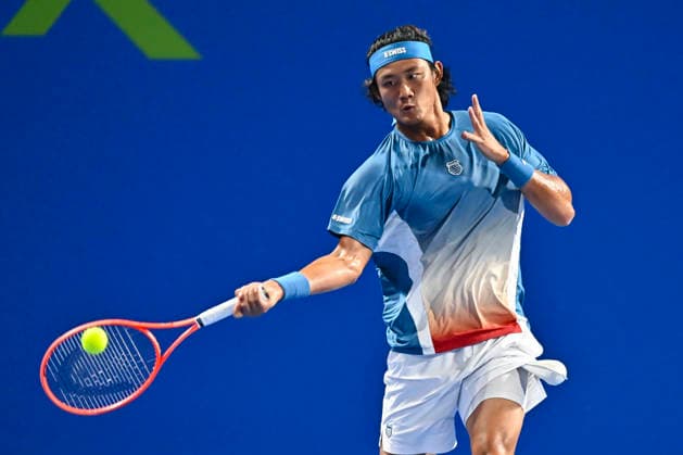 ATP, Tennis Herren QATAR EXXONMOBIL OPEN-ROUND OF 18 Zhizhen Zhang of China competes against Jakub Mensik of Czech Republic in the Round of 16 at the ATP men s Qatar ExxonMobil Open 2026 tennis tournament at the Khalifa International Tennis Complex in Doha, Qatar, on February 18, 2026. DOHA Qatar Copyright: xNOUSHADx