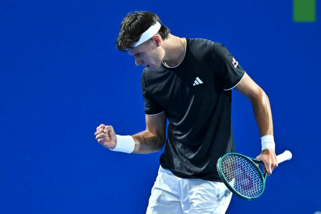 ATP, Tennis Herren QATAR EXXONMOBIL OPEN-ROUND OF 18 Jakub Mensik of Czech Republic is seen in action against Zhizhen Zhang of China during their men s singles round of 16 match at the ATP Qatar Exxonmobil Open 2026 tennis tournament at the Khalifa International Tennis Complex. Jakub Mensik won against Zhizhen Zhang 6-3,6-2. ¨¨ DOHA Qatar Copyright: xNOUSHADx