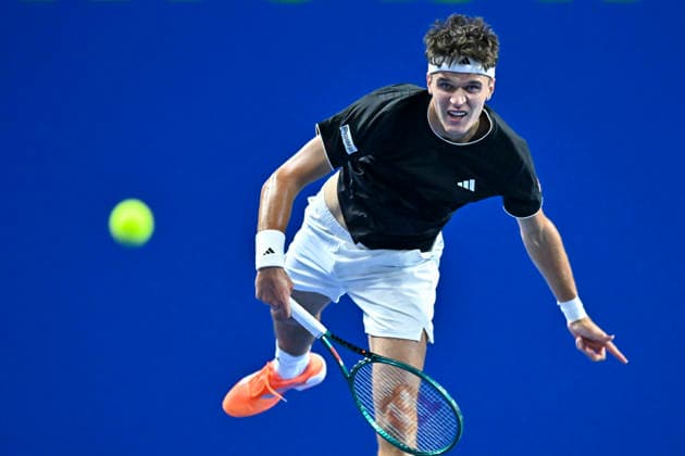 ATP, Tennis Herren QATAR EXXONMOBIL OPEN-ROUND OF 18 Jakub Mensik of Czech Republic is seen in action against Zhizhen Zhang of China during their men s singles round of 16 match at the ATP Qatar Exxonmobil Open 2026 tennis tournament at the Khalifa International Tennis Complex. Jakub Mensik won against Zhizhen Zhang 6-3,6-2. ¨¨ DOHA Qatar Copyright: xNOUSHADx