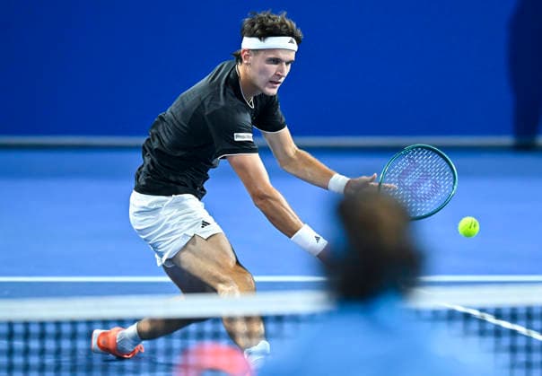 ATP, Tennis Herren QATAR EXXONMOBIL OPEN-ROUND OF 18 Jakub Mensik of Czech Republic is seen in action against Zhizhen Zhang of China during their men s singles round of 16 match at the ATP Qatar Exxonmobil Open 2026 tennis tournament at the Khalifa International Tennis Complex. Jakub Mensik won against Zhizhen Zhang 6-3,6-2. ¨¨ DOHA Qatar Copyright: xNOUSHADx