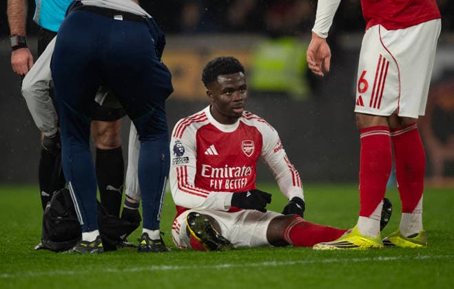 Wolverhampton Wanderers v Arsenal - Premier League WOLVERHAMPTON, ENGLAND - FEBRUARY 18: Bukayo Saka of Arsenal sits on the floor with an injury being being substituted during the Premier League match between Wolverhampton Wanderers and Arsenal at Molineux on February 18, 2026 in Wolverhampton, England. Bukayo Saka Wolverhampton Molineux England United Kingdom Copyright: xVisionhausx 776340664