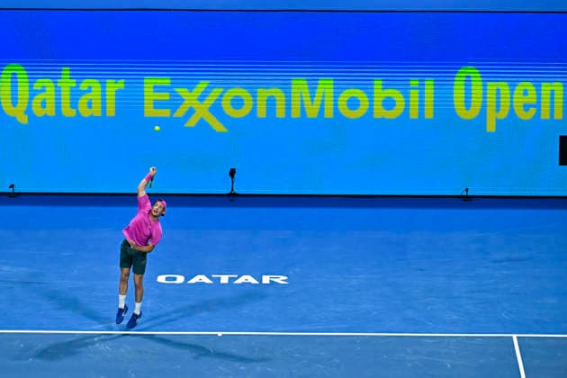 ATP, Tennis Herren QATAR EXXONMOBIL OPEN-ROUND OF 16 Valentin Royer of France competes against Carlos Alcaraz of Spain in the Round of 16 at the ATP men s Qatar ExxonMobil Open 2026 tennis tournament at the Khalifa International Tennis Complex in Doha, Qatar, on February 18 2026. DOHA Qatar Copyright: xNOUSHADx