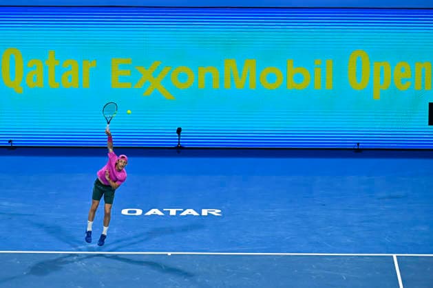 ATP, Tennis Herren QATAR EXXONMOBIL OPEN-ROUND OF 16 Valentin Royer of France competes against Carlos Alcaraz of Spain in the Round of 16 at the ATP men s Qatar ExxonMobil Open 2026 tennis tournament at the Khalifa International Tennis Complex in Doha, Qatar, on February 18 2026. DOHA Qatar Copyright: xNOUSHADx