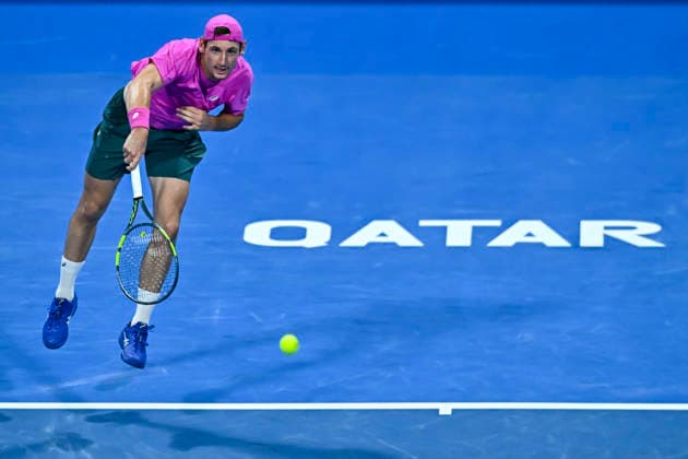 ATP, Tennis Herren QATAR EXXONMOBIL OPEN-ROUND OF 16 Valentin Royer of France competes against Carlos Alcaraz of Spain in the Round of 16 at the ATP men s Qatar ExxonMobil Open 2026 tennis tournament at the Khalifa International Tennis Complex in Doha, Qatar, on February 18 2026. DOHA Qatar Copyright: xNOUSHADx