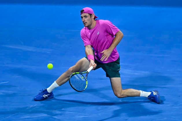 ATP, Tennis Herren QATAR EXXONMOBIL OPEN-ROUND OF 16 Valentin Royer of France competes against Carlos Alcaraz of Spain in the Round of 16 at the ATP men s Qatar ExxonMobil Open 2026 tennis tournament at the Khalifa International Tennis Complex in Doha, Qatar, on February 18 2026. DOHA Qatar Copyright: xNOUSHADx