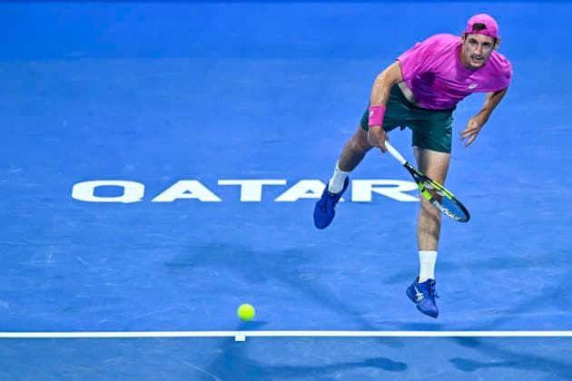 ATP, Tennis Herren QATAR EXXONMOBIL OPEN-ROUND OF 16 Valentin Royer of France competes against Carlos Alcaraz of Spain in the Round of 16 at the ATP men s Qatar ExxonMobil Open 2026 tennis tournament at the Khalifa International Tennis Complex in Doha, Qatar, on February 18 2026. DOHA Qatar Copyright: xNOUSHADx