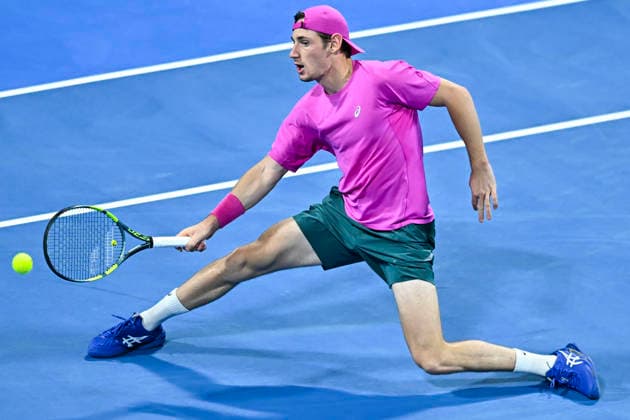 ATP, Tennis Herren QATAR EXXONMOBIL OPEN-ROUND OF 16 Valentin Royer of France competes against Carlos Alcaraz of Spain in the Round of 16 at the ATP men s Qatar ExxonMobil Open 2026 tennis tournament at the Khalifa International Tennis Complex in Doha, Qatar, on February 18 2026. DOHA Qatar Copyright: xNOUSHADx