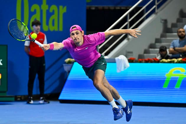 ATP, Tennis Herren QATAR EXXONMOBIL OPEN-ROUND OF 16 Valentin Royer of France competes against Carlos Alcaraz of Spain in the Round of 16 at the ATP men s Qatar ExxonMobil Open 2026 tennis tournament at the Khalifa International Tennis Complex in Doha, Qatar, on February 18 2026. DOHA Qatar Copyright: xNOUSHADx