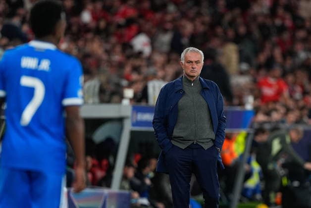February 18, 2026, Lisbon, Portugal: Vinicius Junior of Real Madrid CF (L) and Jose Mourinho, SL Benfica Coach, (R) in action during UEFA Champions League 2025 26 KO play-offs 1st leg between SL Benfica and Real Madrid CF at Estadio da Luz..Final score: SL Benfica 0:1 Real Madrid CF Lisbon Portugal - ZUMAs197 20260218_aaa_s197_384 Copyright: xBrunoxdexCarvalhox