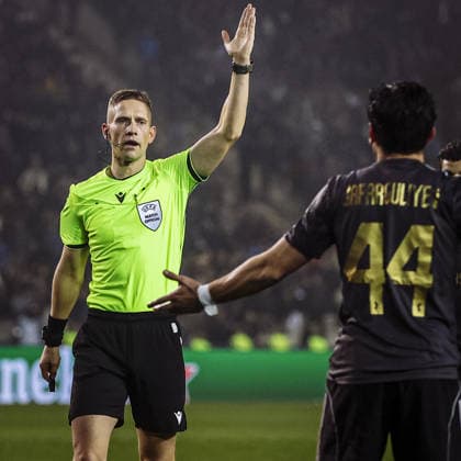 BAKU, AZERBAIJAN - FEBRUARY 18: Referee Espen Eskos gestures during the UEFA Champions League knockout phase play-off first leg football match between Qarabag and Newcastle United at the Tofiq Bahramov Republican Stadium in Baku on February 18, 2026. (Photo by Firudin Salimov Sports Press Photo)  Copyright: xFirudinxSalimov SportsxPressxPhox Sportspressphoto_SPR94374
