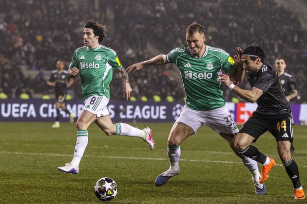 BAKU, AZERBAIJAN - FEBRUARY 18: Elvin Cafarguliyev of Qarabag (R) and Dan Burn of Newcastle United (L) fight for possession during the UEFA Champions League knockout phase play-off first leg football match between Qarabag and Newcastle United at the Tofiq Bahramov Republican Stadium in Baku on February 18, 2026. (Photo by Firudin Salimov Sports Press Photo)  Copyright: xFirudinxSalimov SportsxPressxPhox Sportspressphoto_SPR94376