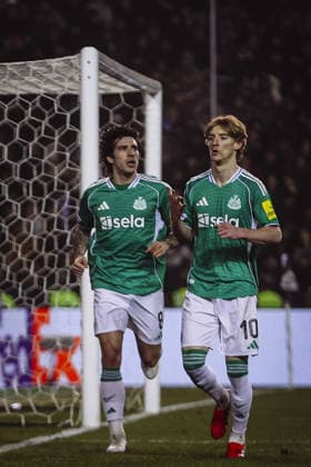 BAKU, AZERBAIJAN - FEBRUARY 18: Anthony Gordon of Newcastle United (R) celebrates after scoring a goal with Sandro Tonali of Newcastle United (L) during the UEFA Champions League knockout phase play-off first leg football match between Qarabag and Newcastle United at the Tofiq Bahramov Republican Stadium in Baku on February 18, 2026. (Photo by Firudin Salimov Sports Press Photo)  Copyright: xFirudinxSalimov SportsxPressxPhox Sportspressphoto_SPR94378
