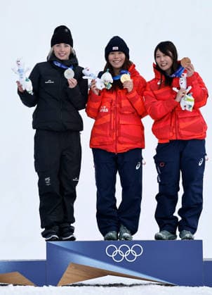 260218 -- LIVIGNO, Feb. 18, 2026 -- Gold medalist Fukada Mari L of Japan, silver medalist Zoi Sadowski Synnott L of New Zealand, and bronze medalist Murase Kokomo of Japan pose for photos during the awarding ceremony of the snowboard women s slopestyle at the Milan-Cortina 2026 Olympic Winter games, Winterspiele,Spiele, Summer games in Livigno, Italy, Feb. 18, 2026. MICO2026ITALY-LIVIGNO-OLYMPIC WINTER GAMES-SNOWBOARD-WOMEN S SNOWBOARD SLOPESTYLE-FINAL WangxPeng  (MICO2026)ITALY-LIVIGNO-OLYMPIC WINTER GAMES-SNOWBOARD-WOMEN S SNOWBOARD SLOPESTYLE-FINAL IMAGO WangxPeng  imago images 0847986645