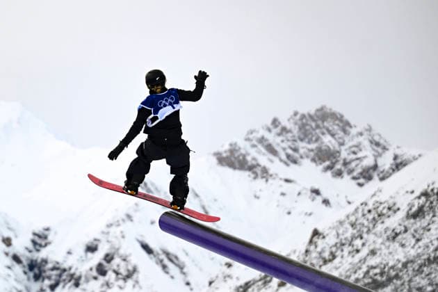 260218 -- LIVIGNO, Feb. 18, 2026 -- Zoi Sadowski Synnott of New Zealand competes during the snowboard women s slopestyle final at the Milan-Cortina 2026 Olympic Winter games, Winterspiele,Spiele, Summer games in Livigno, Italy, Feb. 18, 2026. MICO2026ITALY-LIVIGNO-OLYMPIC WINTER GAMES-SNOWBOARD-WOMEN S SNOWBOARD SLOPESTYLE-FINAL XiaxYifang  (MICO2026)ITALY-LIVIGNO-OLYMPIC WINTER GAMES-SNOWBOARD-WOMEN S SNOWBOARD SLOPESTYLE-FINAL IMAGO XiaxYifang  imago images 0847986669
