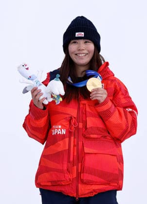 260218 -- LIVIGNO, Feb. 18, 2026 -- Gold medalist Fukada Mari of Japan poses for photos during the awarding ceremony of the snowboard women s slopestyle final at the Milan-Cortina 2026 Olympic Winter games, Winterspiele,Spiele, Summer games in Livigno, Italy, Feb. 18, 2026. MICO2026ITALY-LIVIGNO-OLYMPIC WINTER GAMES-SNOWBOARD-WOMEN S SNOWBOARD SLOPESTYLE-FINAL WangxPeng  (MICO2026)ITALY-LIVIGNO-OLYMPIC WINTER GAMES-SNOWBOARD-WOMEN S SNOWBOARD SLOPESTYLE-FINAL IMAGO WangxPeng  imago images 0847989748