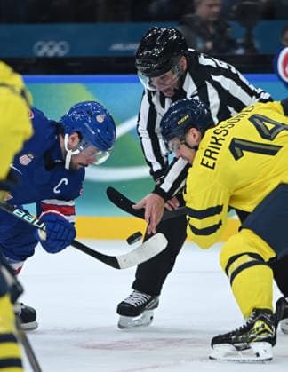 (260219) -- MILAN, Feb. 19, 2026 -- Auston Matthews (L) of the United States vies against Joel Eriksson Ek of Sweden during the Ice hockey, Eishockey men s play-offs quarterfinal between Sweden and the United States at the Milan-Cortina 2026 Olympic Winter games, Winterspiele,Spiele, Summer games in Milan, Italy, Feb. 18, 2026. ) (MICO2026)ITALY-MILAN-OLYMPIC WINTER GAMES-ICE HOCKEY-MEN-PLAY-OFFS QUARTERFINALS-SWE VS USA ZhangxHaofu 