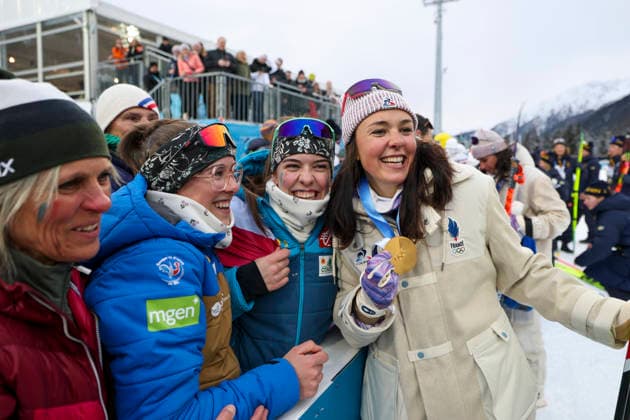 (260219) -- ANTERSELVA, Feb. 19, 2026 -- Camille Bened (1st R) of France celebrates with the gold medal after the awarding ceremony for the biathlon women s 4x6km relay at the 2026 Milan-Cortina Winter Olympics in Anterselva, Italy, Feb. 18, 2026. ) (MICO2026)ITALY-ANTERSELVA-OLYMPIC Winter games, Winterspiele,Spiele, Summer games BIATHLON-WOMEN S 4x6KM RELAY ZhangxTao 