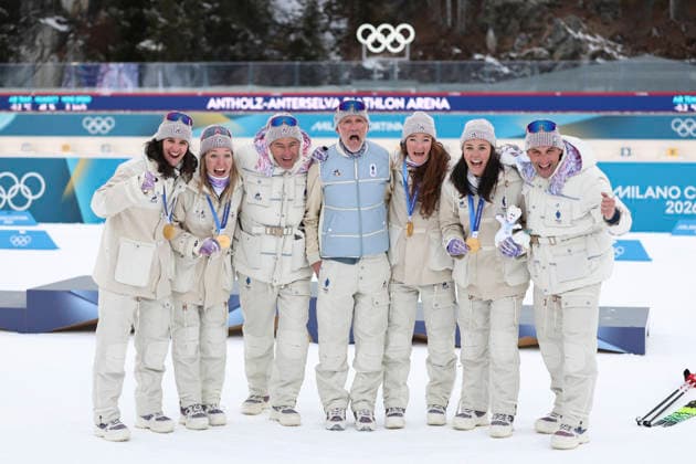(260219) -- ANTERSELVA, Feb. 19, 2026 -- Team France pose for photos with the gold medals after the awarding ceremony for the biathlon women s 4x6km relay at the 2026 Milan-Cortina Winter Olympics in Anterselva, Italy, Feb. 18, 2026. ) (MICO2026)ITALY-ANTERSELVA-OLYMPIC Winter games, Winterspiele,Spiele, Summer games BIATHLON-WOMEN S 4x6KM RELAY ZhangxTao 