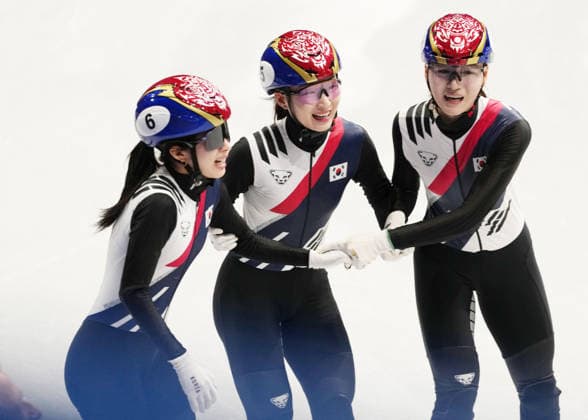 (260219) -- MILAN, Feb. 19, 2026 -- Kim Gilli (L), Choi Minjeong (C) and Noh Dohee of South Korea celebrate after winning the short track Speed skating, Eisschnelllauf women s 3000m relay final A at the Milan-Cortina 2026 Olympic Winter games, Winterspiele,Spiele, Summer games in Milan, Italy, Feb. 18, 2026. ) (MICO2026)ITALY-MILAN-OLYMPIC WINTER GAMES-SHORT TRACK SPEED SKATING-WOMEN S 3000M RELAY-FINALS LaixXiangdong 