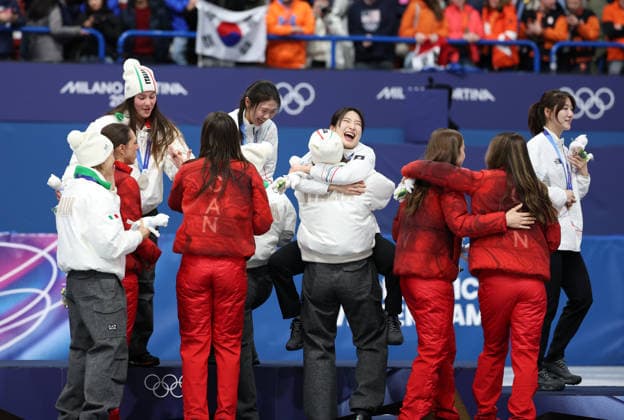 (260219) -- MILAN, Feb. 19, 2026 -- Gold medalists players of South Korea, silver medalists players of Italy and bronze medalists players of Canada hug each other during the awarding ceremony for the short track Speed skating, Eisschnelllauf women s 3000m relay final A at the Milan-Cortina 2026 Olympic Winter games, Winterspiele,Spiele, Summer games in Milan, Italy, Feb. 18, 2026. ) (MICO2026)ITALY-MILAN-OLYMPIC WINTER GAMES-SHORT TRACK SPEED SKATING-WOMEN S 3000M RELAY-FINALS LixMing 