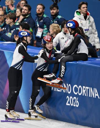 (260219) -- MILAN, Feb. 19, 2026 -- Players of South Korea react after the short track Speed skating, Eisschnelllauf women s 3000m relay final A at the Milan-Cortina 2026 Olympic Winter games, Winterspiele,Spiele, Summer games in Milan, Italy, Feb. 18, 2026. ) (MICO2026)ITALY-MILAN-OLYMPIC WINTER GAMES-SHORT TRACK SPEED SKATING-WOMEN S 3000M RELAY-FINALS ChengxMin 
